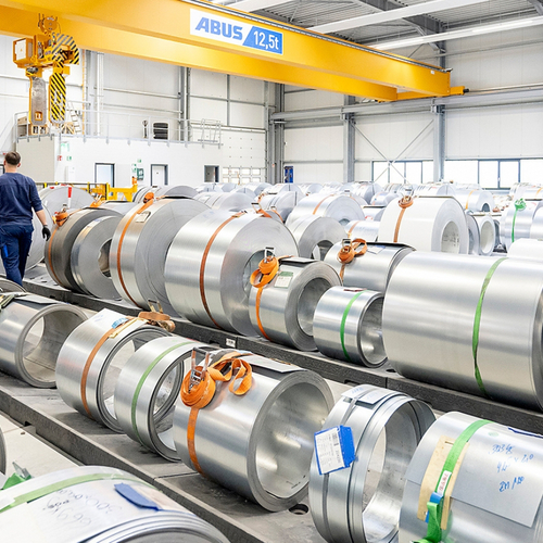 SCHRAG Smart Factory - SCHRAG pokračuje v investicích a posiluje oblast výroby tvarovaných dílů pro střechy a stěny.